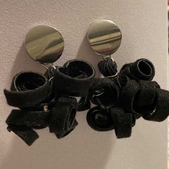 Curly Sue Button Style Earrings - Picture 3 of 3